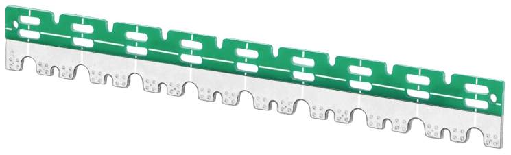 Rail métallique avec des clips verts, utilisé comme support ou système de fixation. Il présente des bords arrondis et des découpes uniformes.