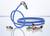 Un câble réseau bleu avec une fiche RJ45 connectée est enroulé en spirale. À côté sont disposés des connecteurs individuels.