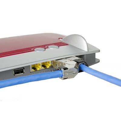 Un routeur avec un câble Ethernet bleu branché dans l'un des ports LAN. Des surfaces argentées et rouges sont visibles.