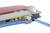 Un routeur avec un câble Ethernet bleu branché dans l'un des ports LAN. Des surfaces argentées et rouges sont visibles.