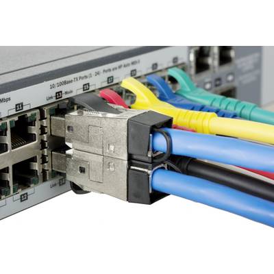 Commutateur réseau avec des câbles Ethernet colorés branchés, symbolisant des connexions de données.