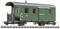 Un wagon de marchandises vert pour train miniature, portant l'inscription 'Poste autrichienne' sur une voie ferrée, avec un design détaillé comprenant des portes et des fenêtres.