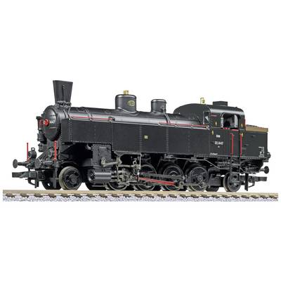 Un train à vapeur noir avec des détails rouges et dorés élaborés est stationné sur des rails, vue de côté. Locomotive des premiers temps du chemin de fer.