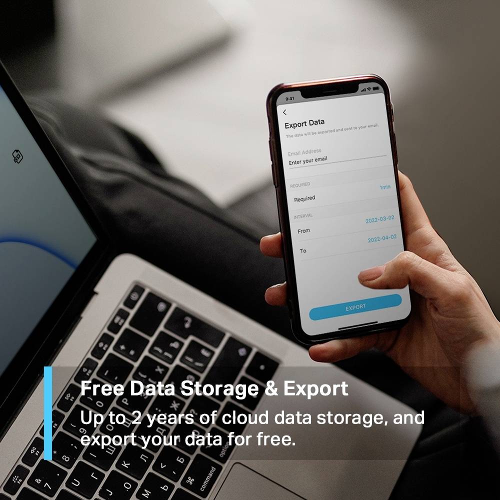 Une personne tient un smartphone affichant un export de données. L'écran d'un ordinateur portable indique « Stockage et exportation de données gratuits ».