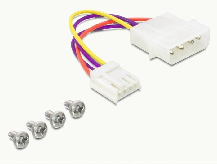 Un adaptateur Molex blanc à 4 broches avec des câbles jaunes, rouges et violets, à côté de quatre vis métalliques sur un fond clair.
