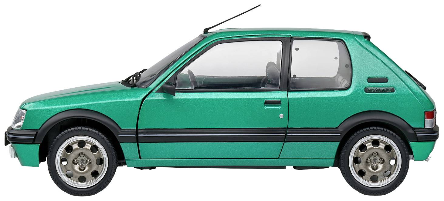 Une voiture verte, vue de côté. Modèle de citadine à deux portes, vitres légèrement teintées et jantes argentées.