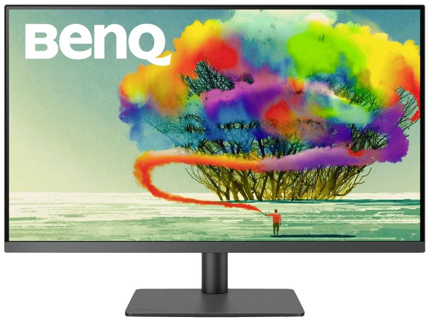 Un tableau coloré d'un arbre avec des nuages multicolores, affiché sur un moniteur BenQ. Une petite personne se tient à côté.