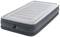 Un matelas pneumatique individuel gris avec pompe intégrée, adapté pour l'intérieur et l'extérieur.