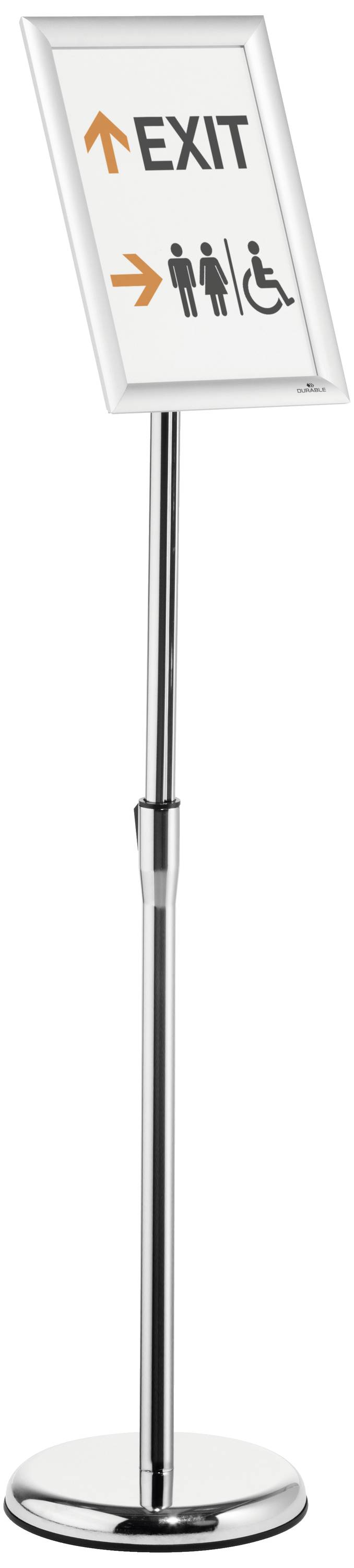 Panneau de sortie sur un support indiquant avec des flèches oranges la direction de la sortie ainsi que des toilettes pour hommes, femmes et personnes à mobilité réduite.