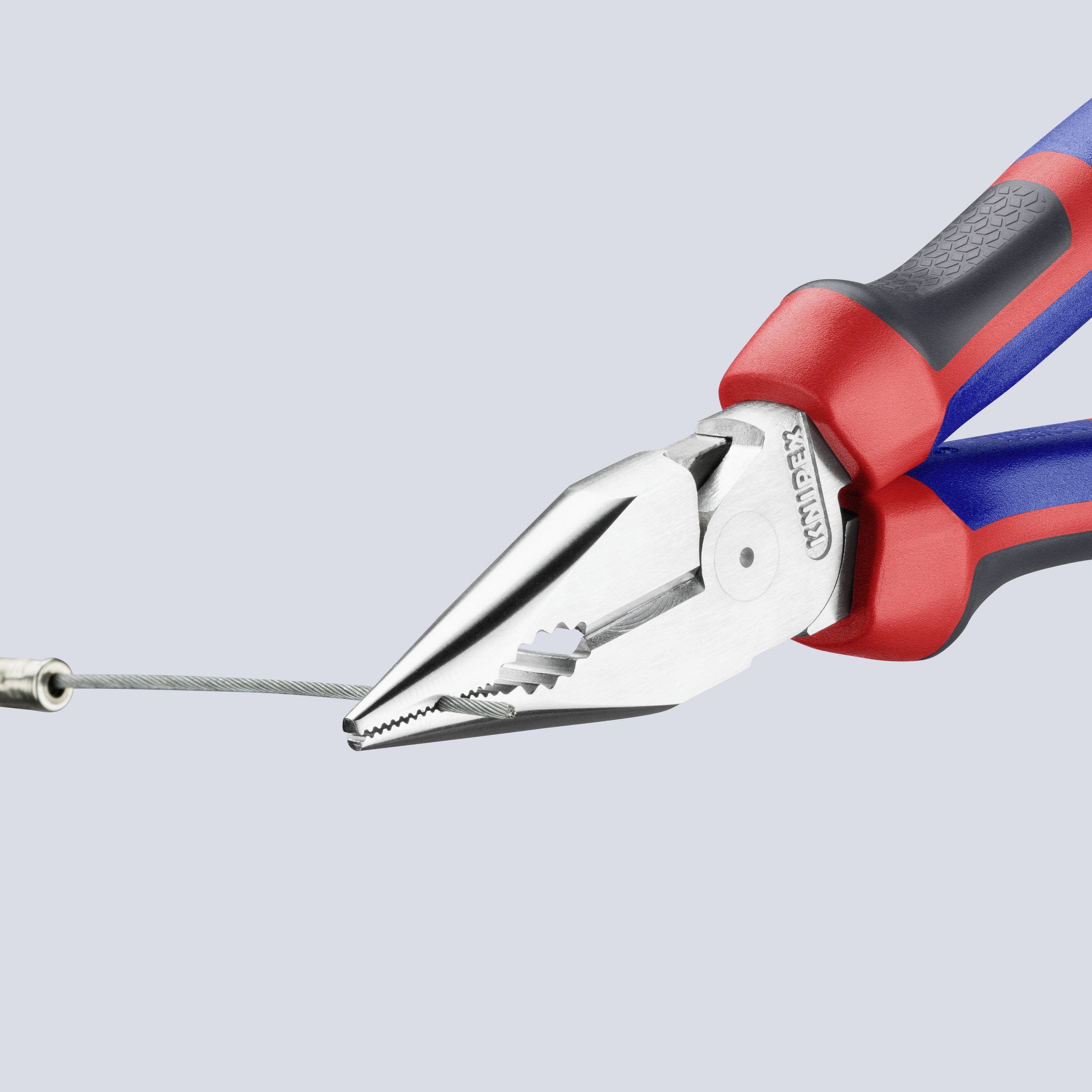 Une pince combinée rouge et bleue maintient fermement un fin câble métallique.