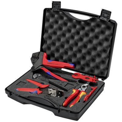 Mallette à outils ouverte avec plusieurs outils manuels sur un support en mousse, comprenant des pinces, des clés à molette et un outil à sertir.