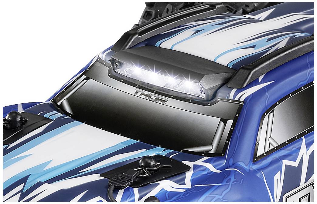 Une voiture télécommandée bleue avec des motifs bleus et blancs et des lumières LED brillantes sur le toit.