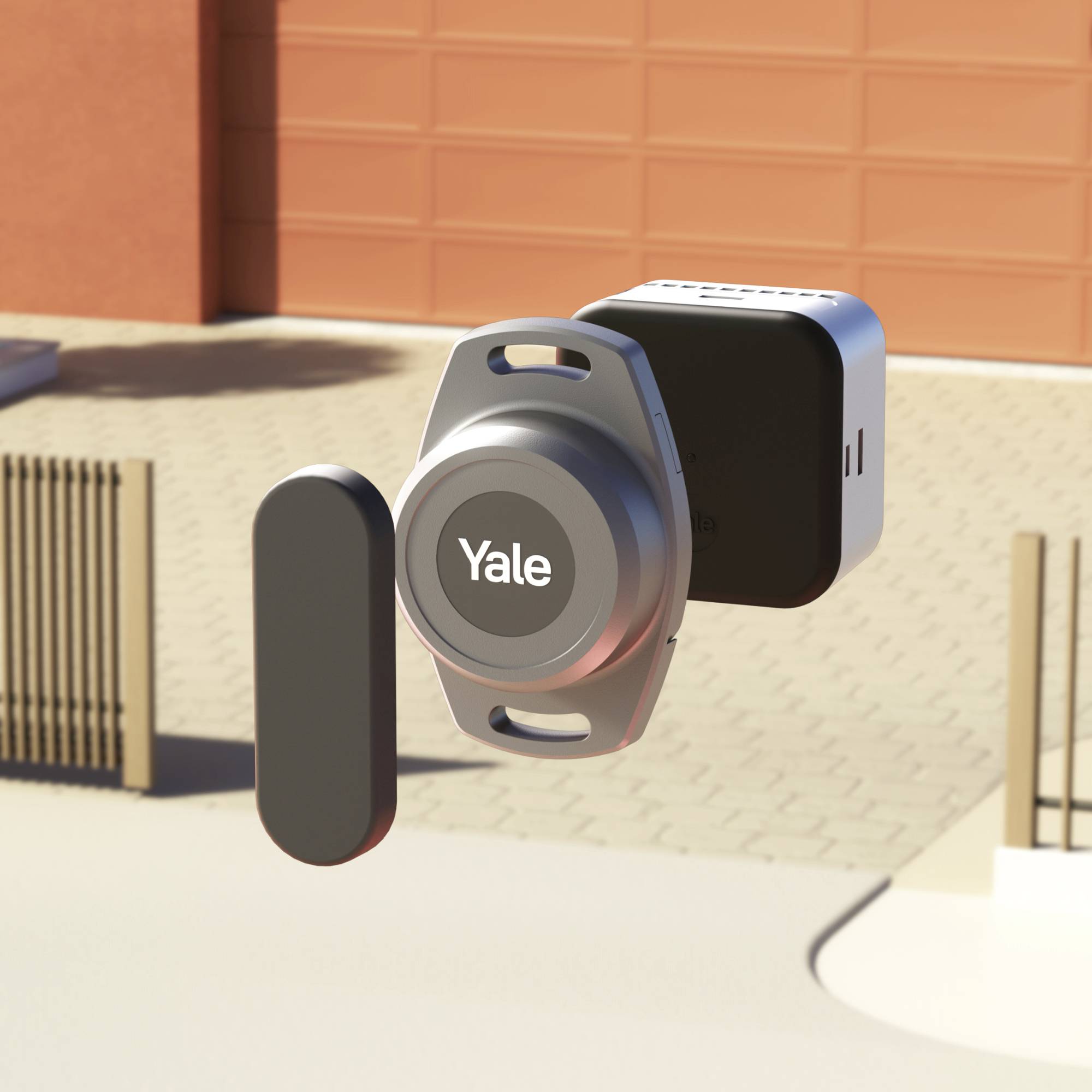 Un ouvre-porte intelligent de la marque Yale est installé sur une porte d'entrée. À l'extérieur, on peut voir un portail et un garage avec un portail rouge.