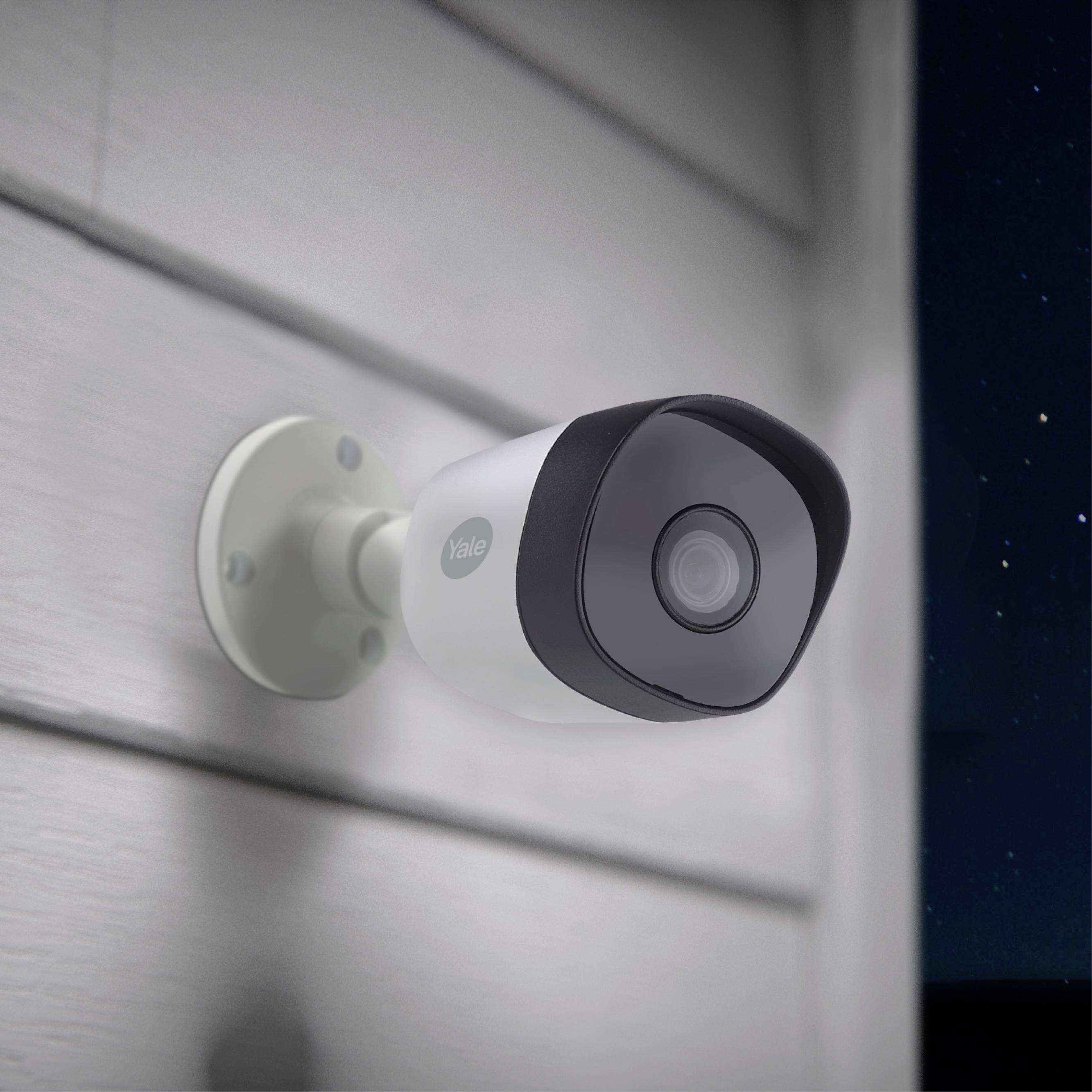 Une caméra de surveillance est fixée à un mur de bâtiment, prête à assurer la surveillance et la sécurité.