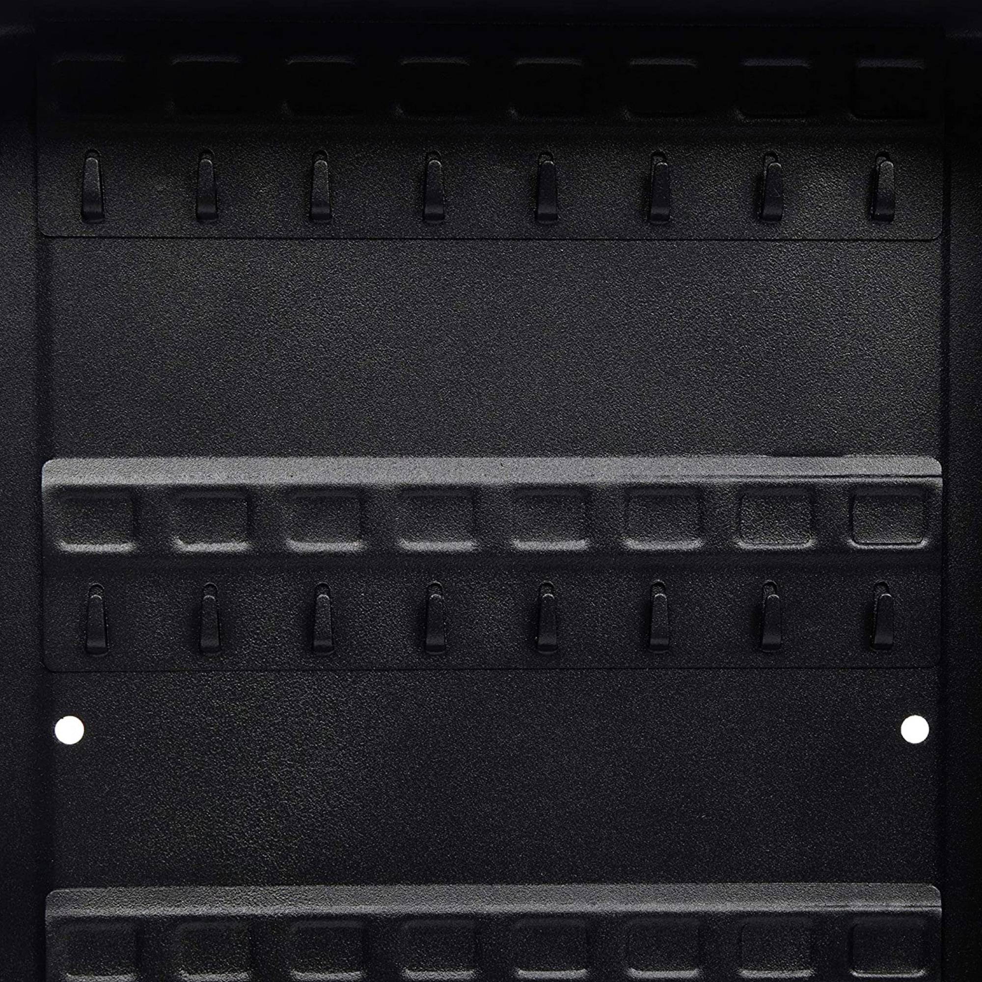 Une plaque en plastique noir avec plusieurs rangées de crochets, servant à organiser des clés ou de petits outils.