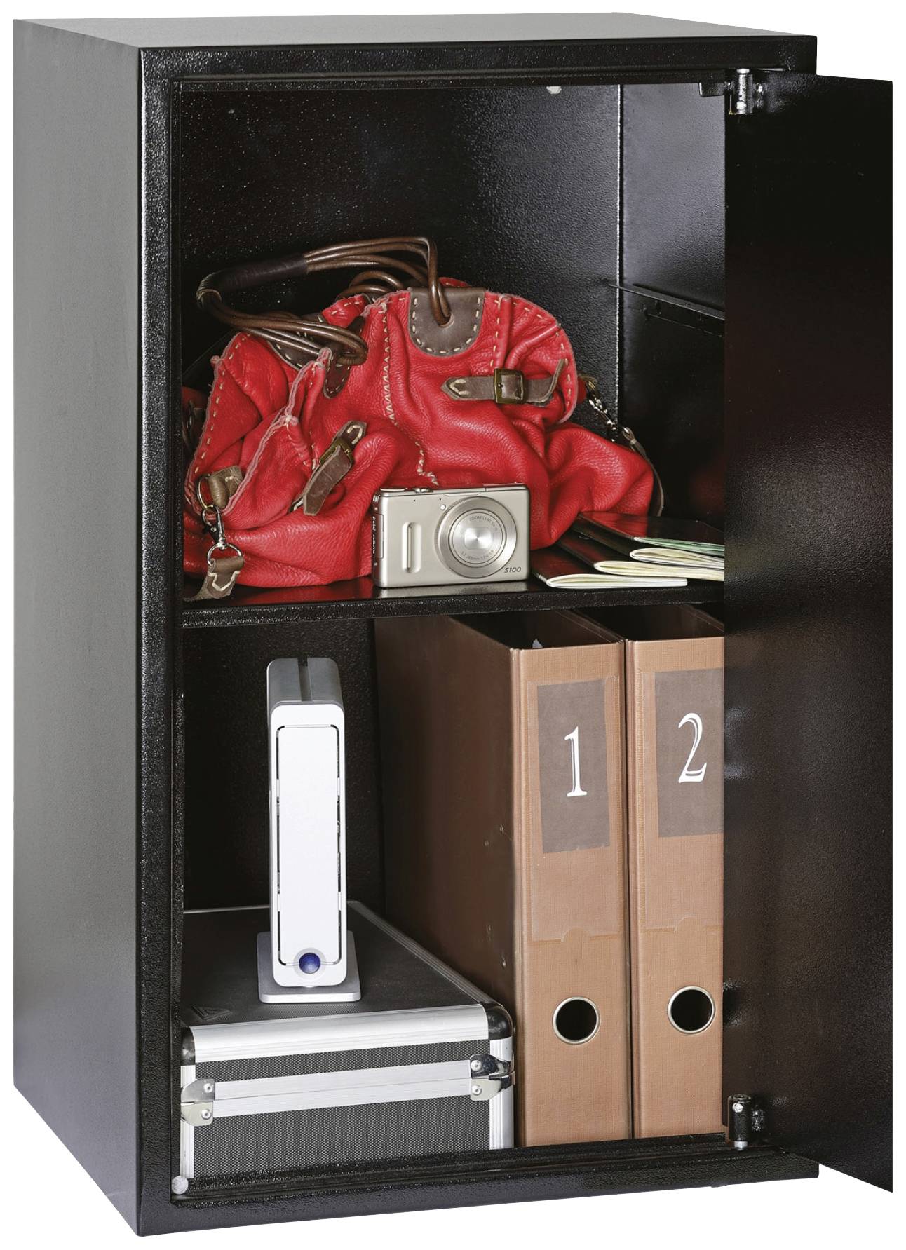 Un placard ouvert noir avec un sac en cuir rouge, un appareil photo et des dossiers de documents. Des appareils et des boîtes de rangement sont également visibles.