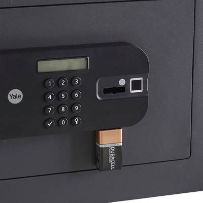 Coffre-fort noir avec clavier numérique digital et écran. Compartiment à piles accessible avec une pile Duracell insérée.