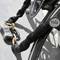 Vélo équipé d'un antivol robuste sécurisant la roue arrière. Le cadenas est fixé au sol afin de prévenir le vol.