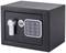 Coffre-fort noir avec bouton tournant et clavier numérique digital. Objectif principal : conservation sécurisée des objets de valeur et des documents.