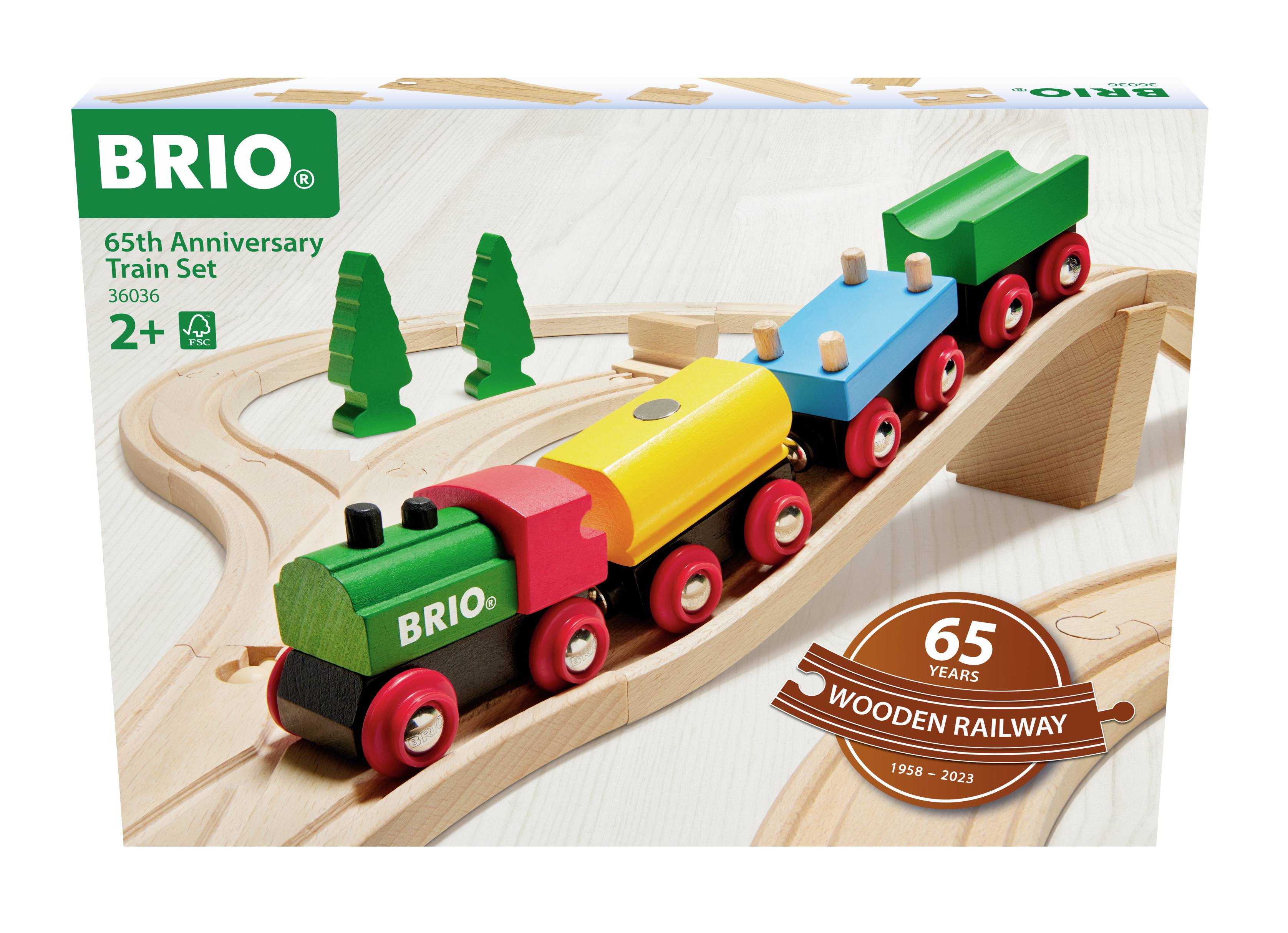 Coffret de train en bois Brio pour le 65e anniversaire, présente un train en bois coloré avec des rails et deux éléments d'arbres, adapté aux enfants à partir de 2 ans.