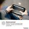 Un homme tient un smartphone et tape sur un clavier virtuel. Texte 'Réactif' et description en dessous. Logo TomTom visible.