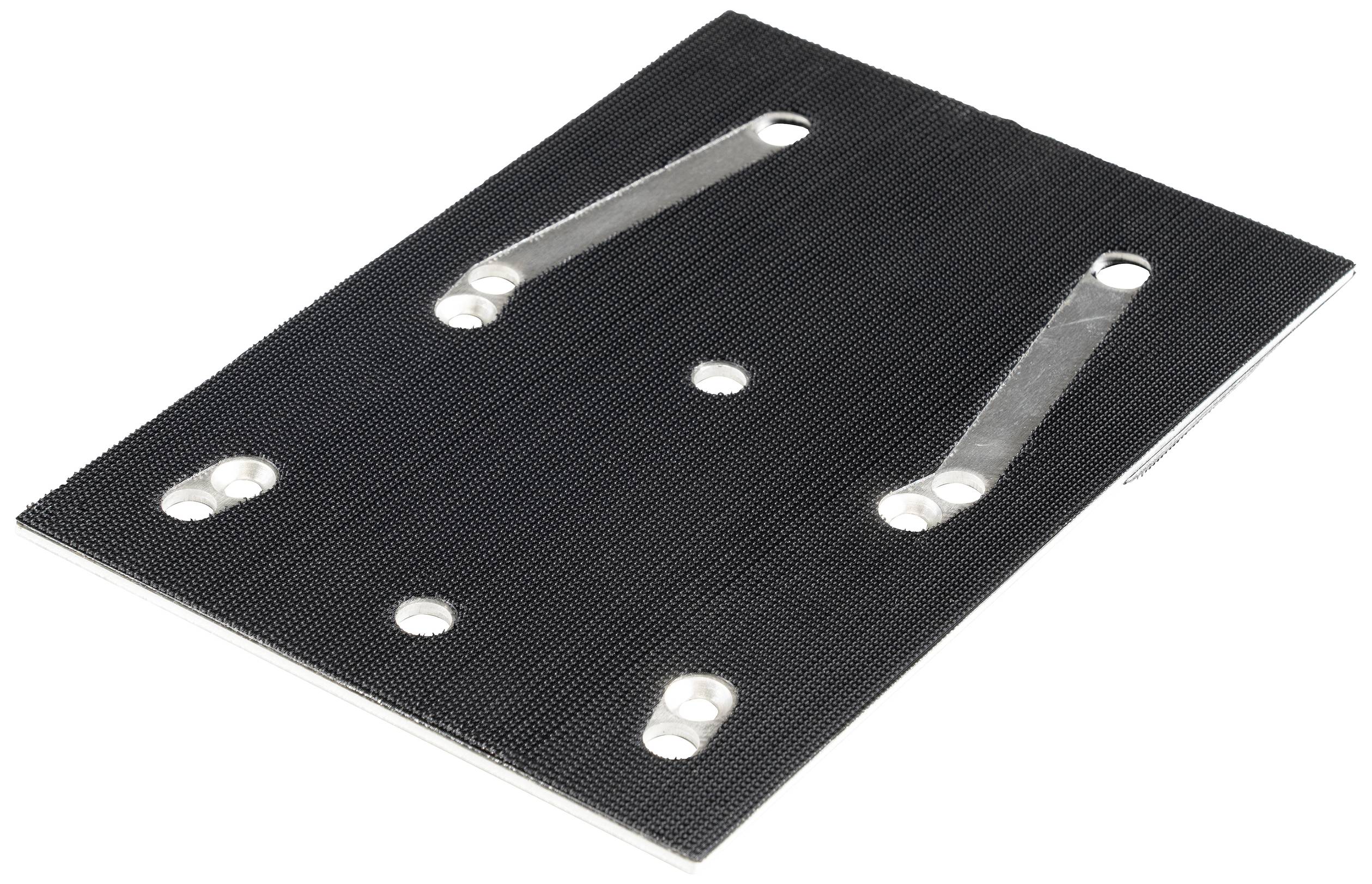 Plaque noire rectangulaire avec plusieurs fentes parallèles et trous, probablement destinée à la fixation ou au montage de pièces.