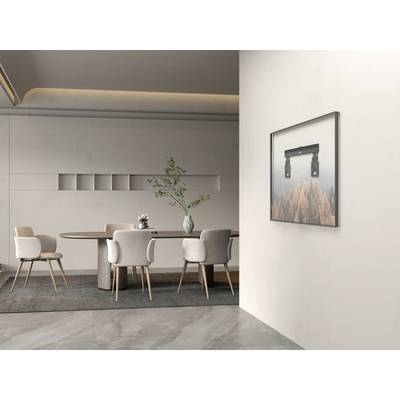 Salle à manger élégante et moderne avec une table ronde en bois, quatre chaises beiges et une peinture murale représentant un paysage d'automne.
