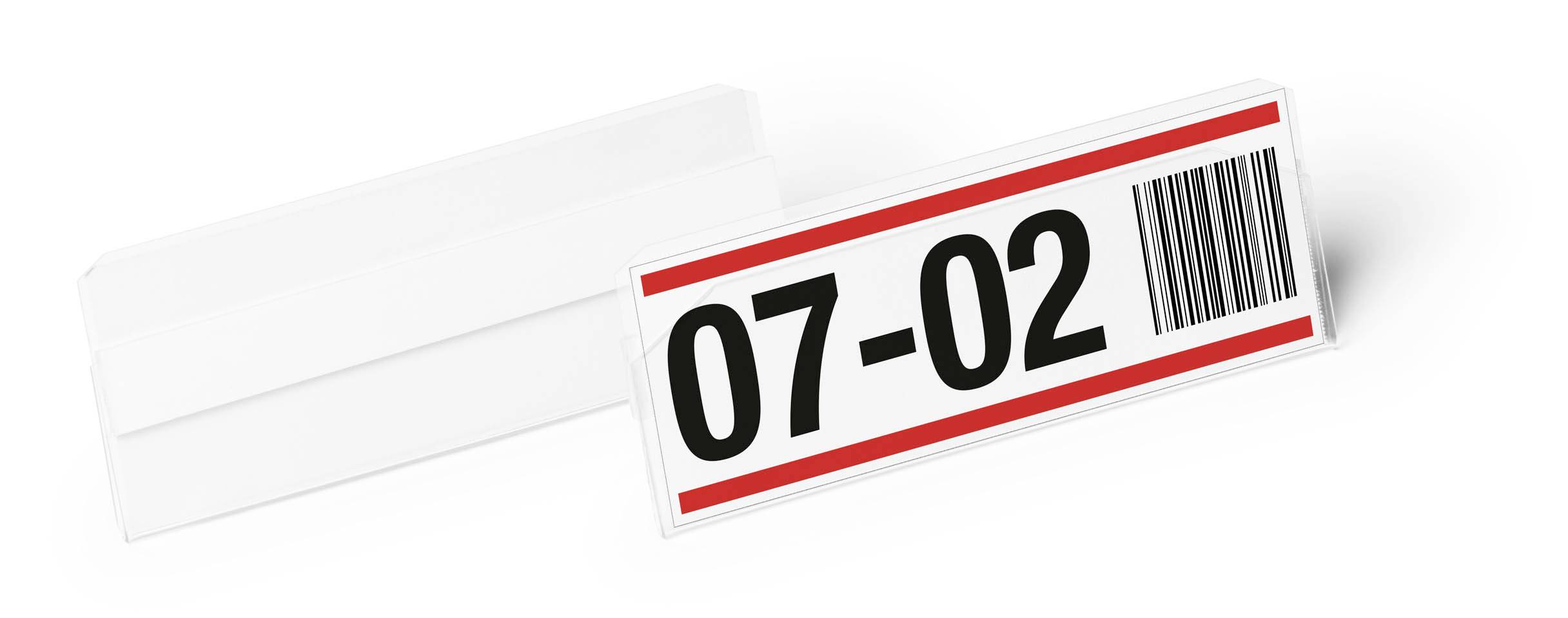 Une étiquette de prix blanche avec un bord rouge affiche le numéro '07-02' et un code-barres. Elle est posée sur un fond blanc.