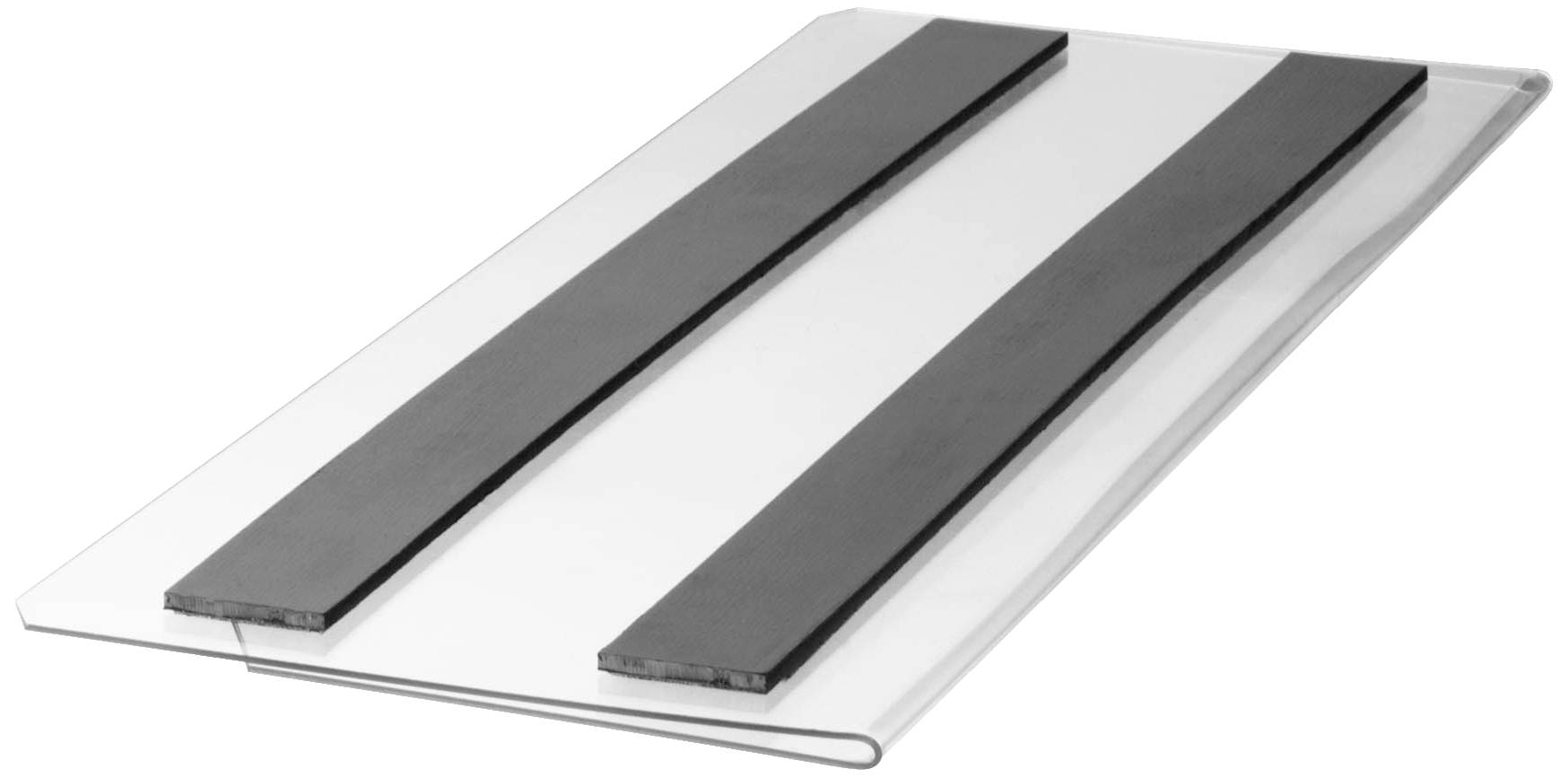 Une pièce en plastique transparent avec deux bandes noires parallèles fixées dessus.