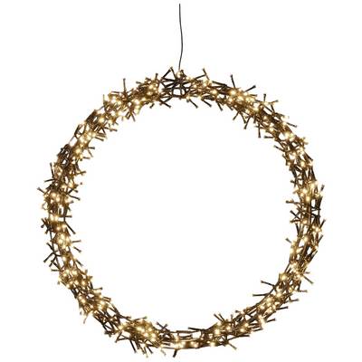 Une couronne circulaire imposante faite de branches, décorée de lumières éclatantes, est suspendue à un câble fin.