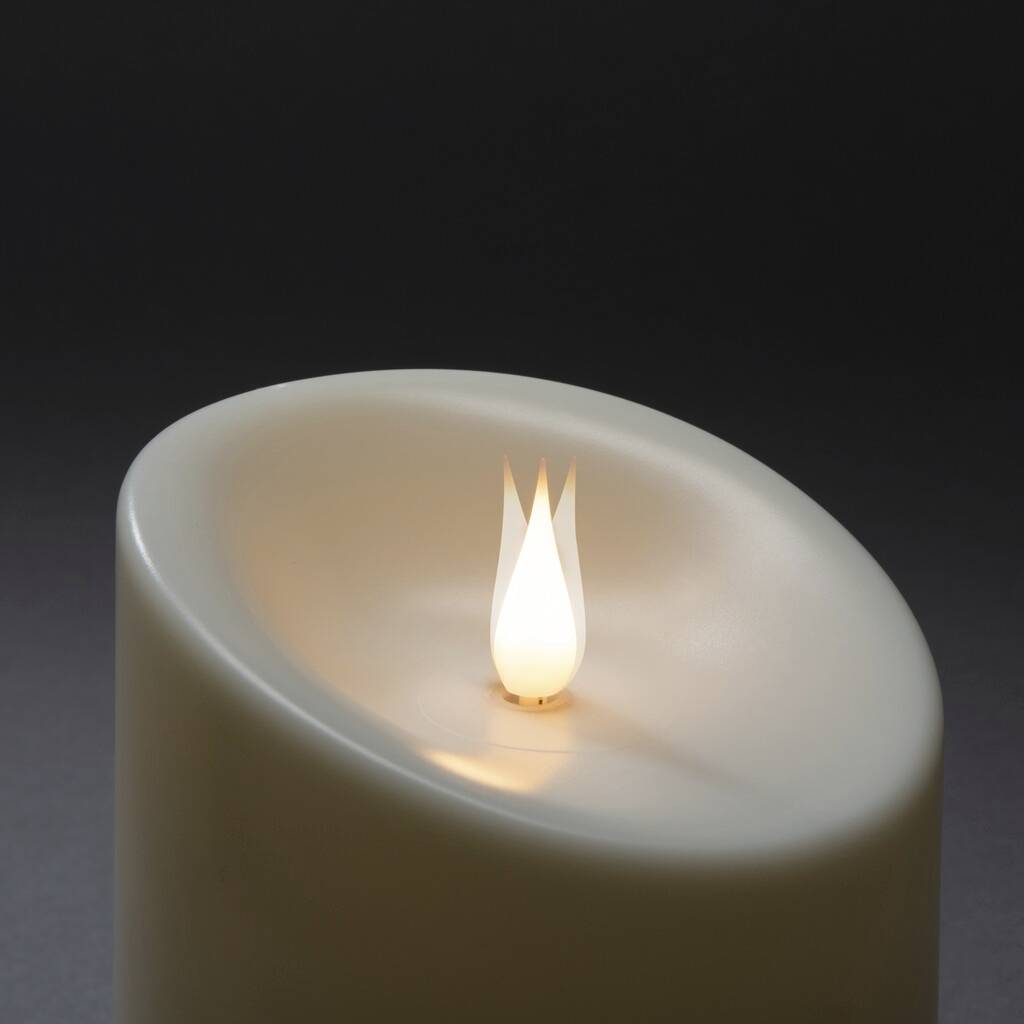 Une bougie LED avec une flamme vacillante réaliste est posée sur un fond sombre. La bougie est conçue de manière simple et moderne.
