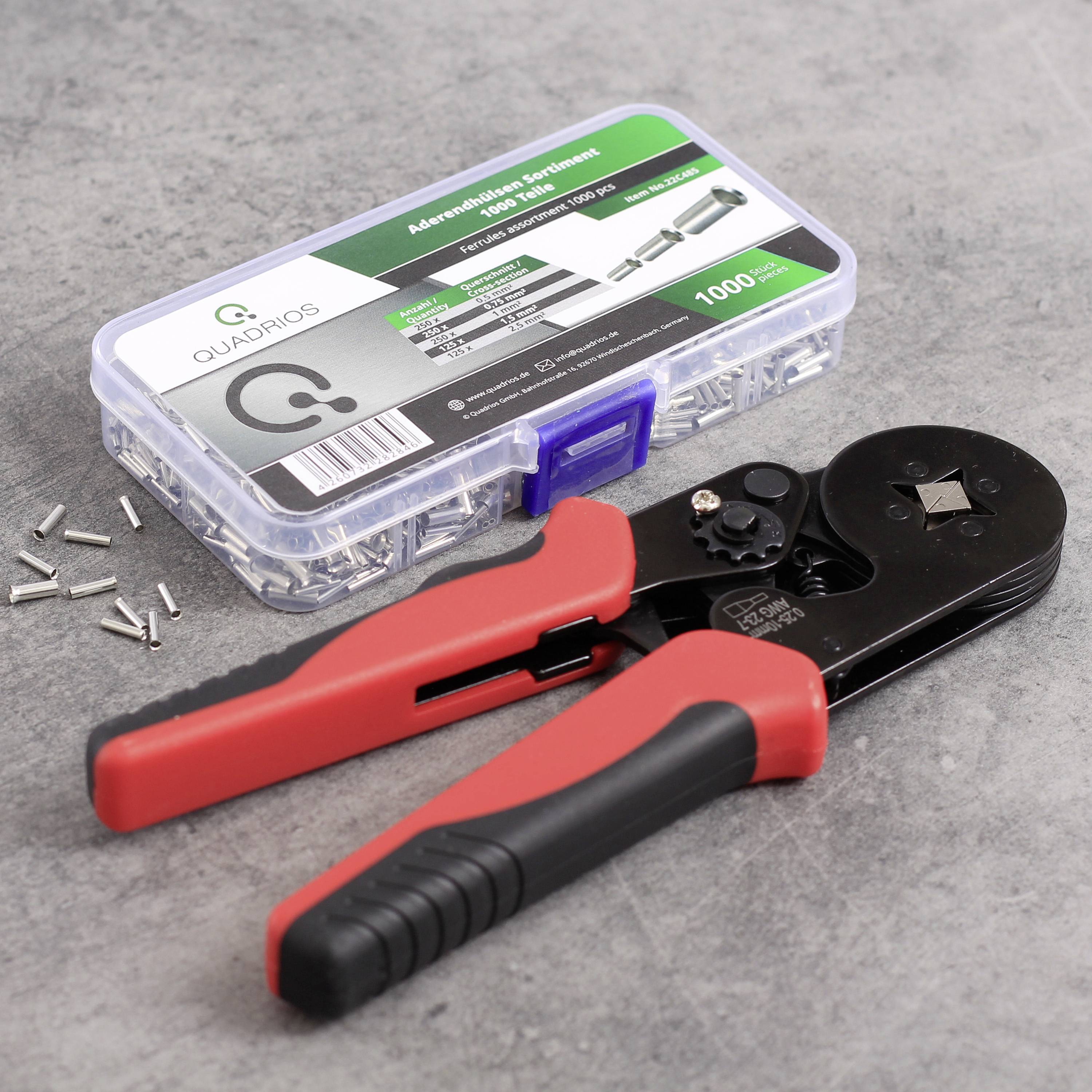 Pince à sertir avec poignées rouges et boîte de cosses de câble de 'Quadrios', sur une surface grise. Outils pour le traitement des câbles.