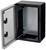 Une boîte noire rectangulaire avec une porte transparente grande ouverte. À l'intérieur, des parois métalliques sont visibles.