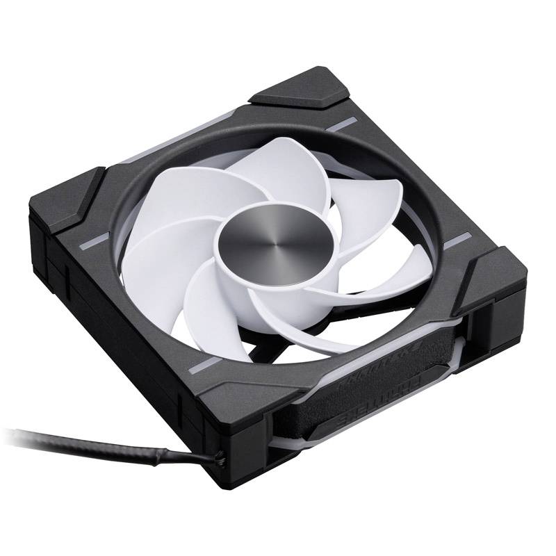 Un ventilateur d'ordinateur noir avec des pales blanches. Le ventilateur a un boîtier carré et est connecté par un câble.