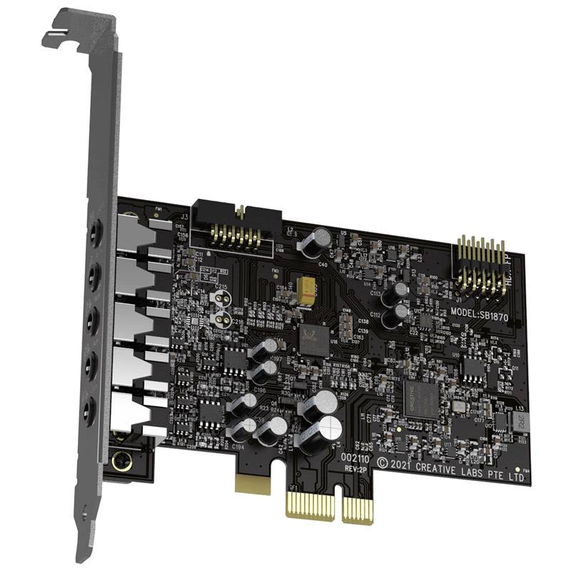 Une carte son PCIe de Creative Labs avec quatre ports audio et des composants électroniques, numéro de modèle SB1870.