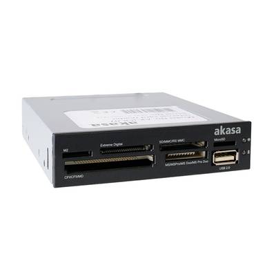 Un lecteur multicartes d'Akasa doté de plusieurs emplacements pour différents formats de cartes mémoire et d'un port USB.