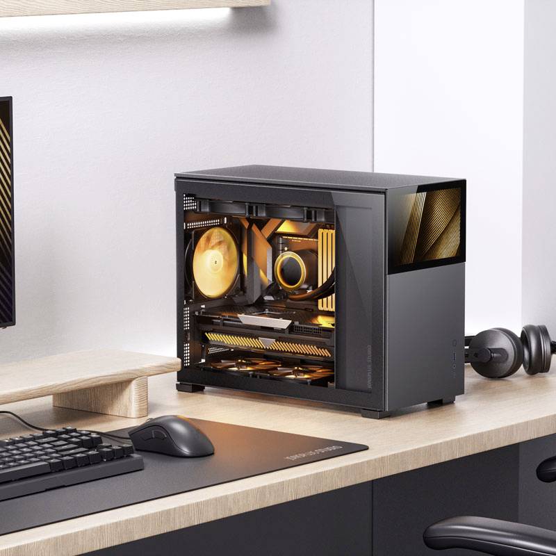 Un petit PC de bureau sur un bureau, montrant des composants internes éclairés à travers une fenêtre latérale transparente.