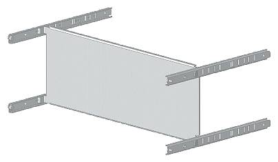 Couverture de gaine métallique avec supports horizontaux de chaque côté. Elle est utilisée pour couvrir des conduits de ventilation.