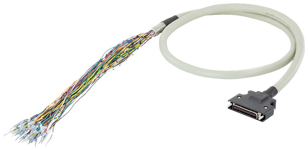 Un câble gris avec une fiche à une extrémité et de nombreux fils multicolores sortant de l'autre extrémité du câble.
