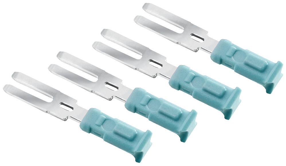 Quatre embouts d'aération pour pelouse en argent avec des insertions en plastique vert, posés sur une surface blanche. Ils sont utilisés pour aérer les pelouses.