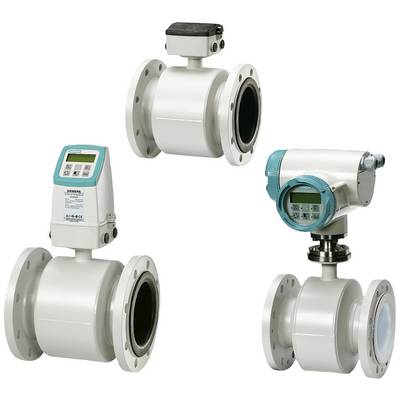 Trois débitmètres industriels différents en métal, chacun équipé d'un affichage numérique pour mesurer et surveiller les flux de liquides.