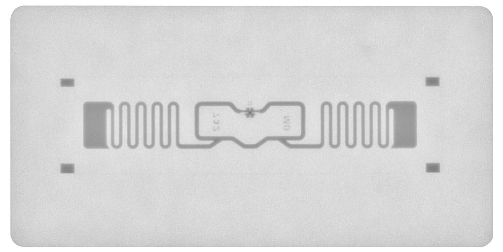 Une étiquette RFID avec deux antennes symétriques sur les côtés et un composant central sur lequel figure '3.3' et 'W0'.