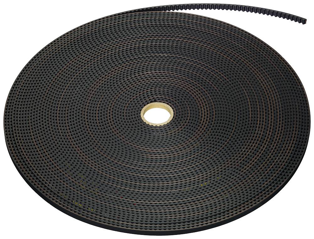 Un courroie de distribution noir, enroulé en spirale, est posé sur une surface blanche.