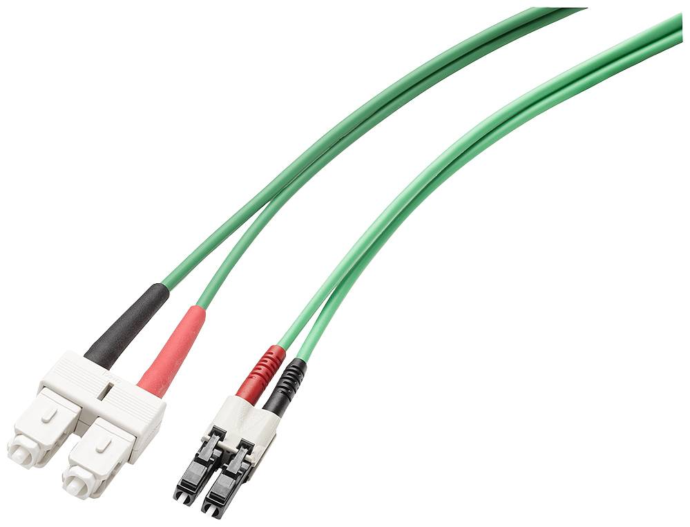 'Deux câbles à fibre optique verts avec des connecteurs blancs, l'un avec des marquages rouges et l'autre avec des marquages noirs, sur un fond blanc.'