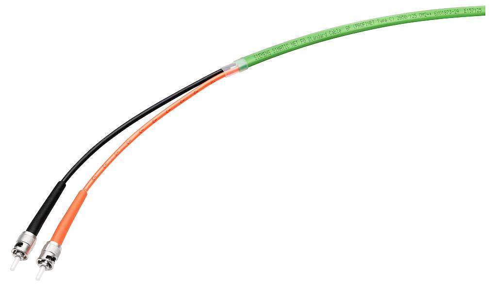 Deux câbles à fibre optique avec connecteurs, l'un noir, l'autre orange, reliés par un tube de protection vert.