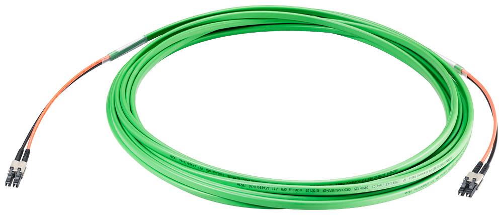 Un câble de raccordement fibre optique vert avec deux connecteurs noirs à chaque extrémité, adapté aux installations réseau.