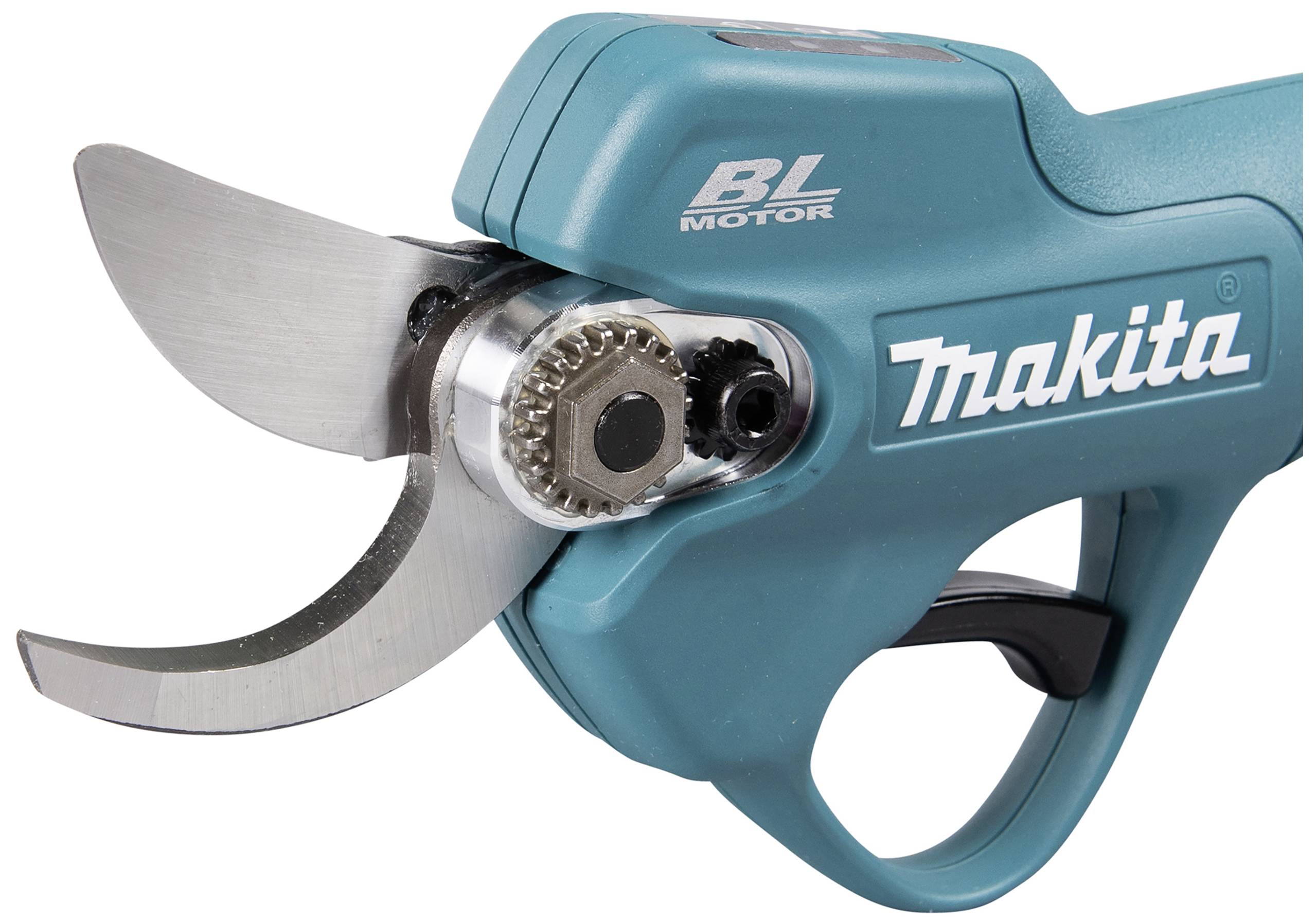 Cisaille électrique Makita à surface bleue et lame argentée, adaptée aux travaux de coupe précis en entretien des jardins.