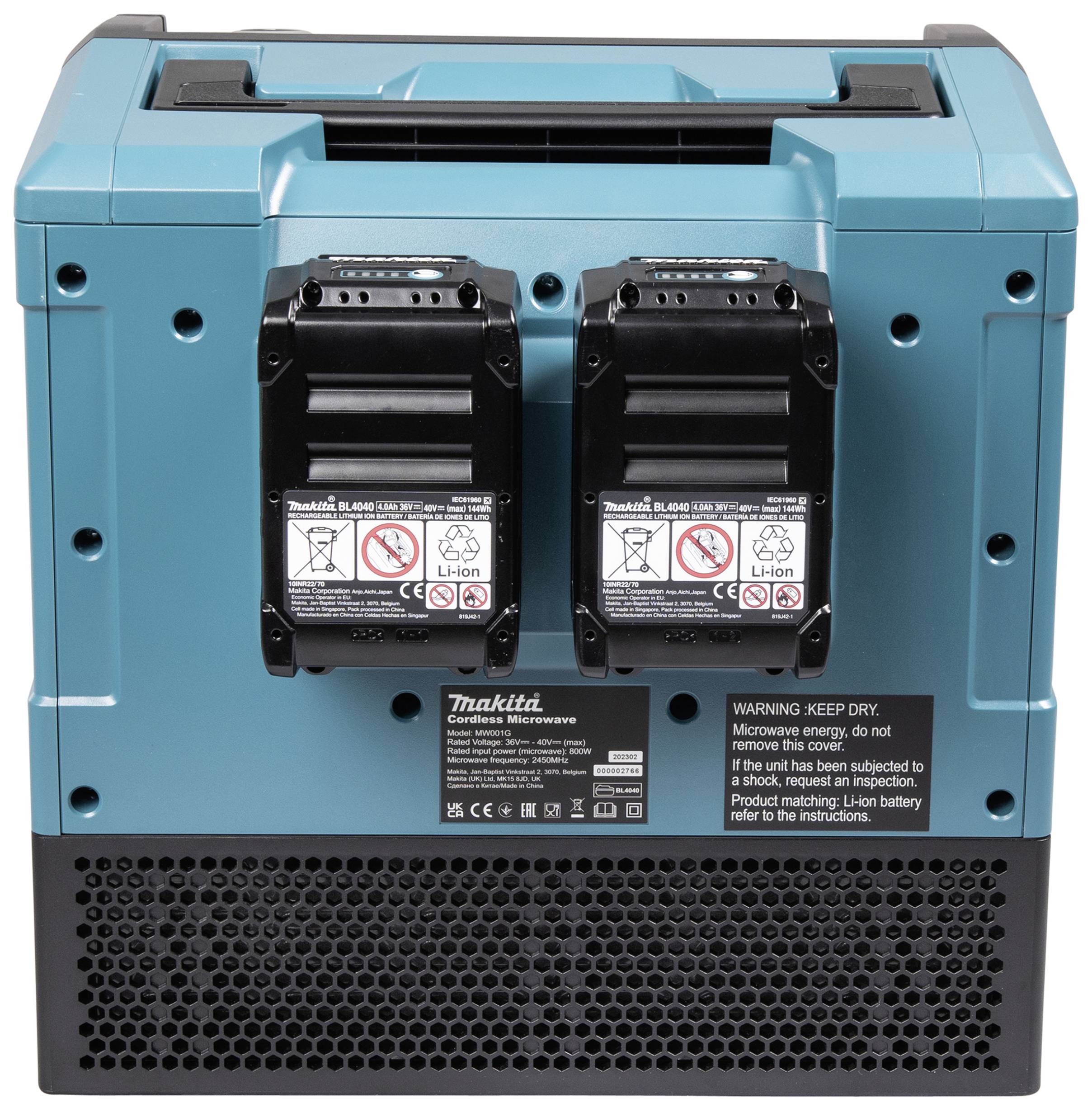 Un four micro-ondes portable bleu de Makita avec deux batteries amovibles. Inscription : « AVERTISSEMENT : GARDER AU SEC. Énergie micro-ondes ».