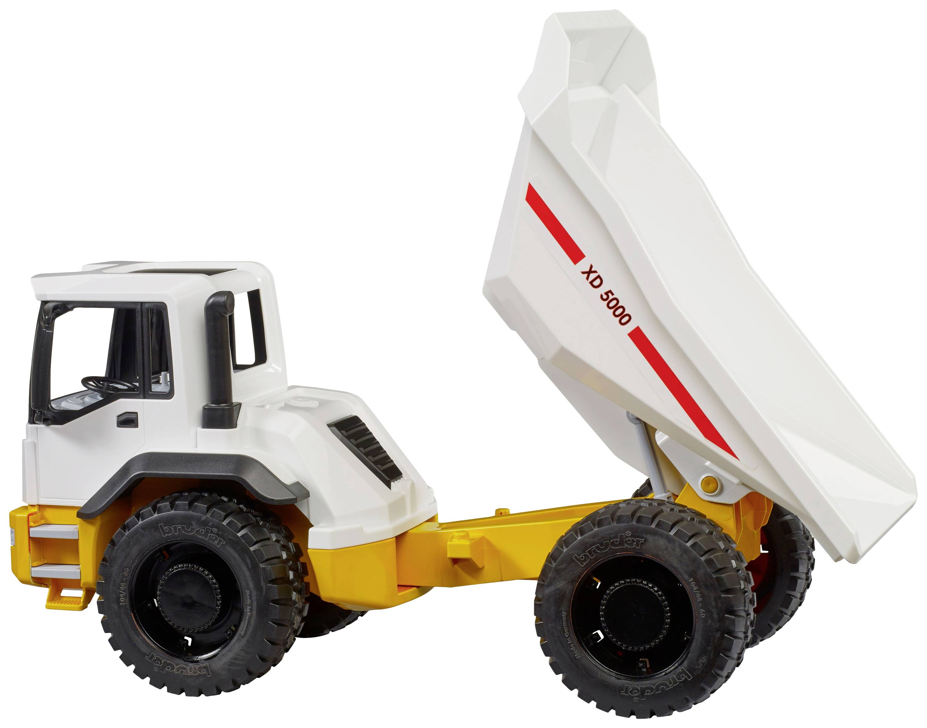 Camion-jouet : Benne basculante blanche avec des bandes rouges, benne levée. Quatre grandes roues, châssis jaune.