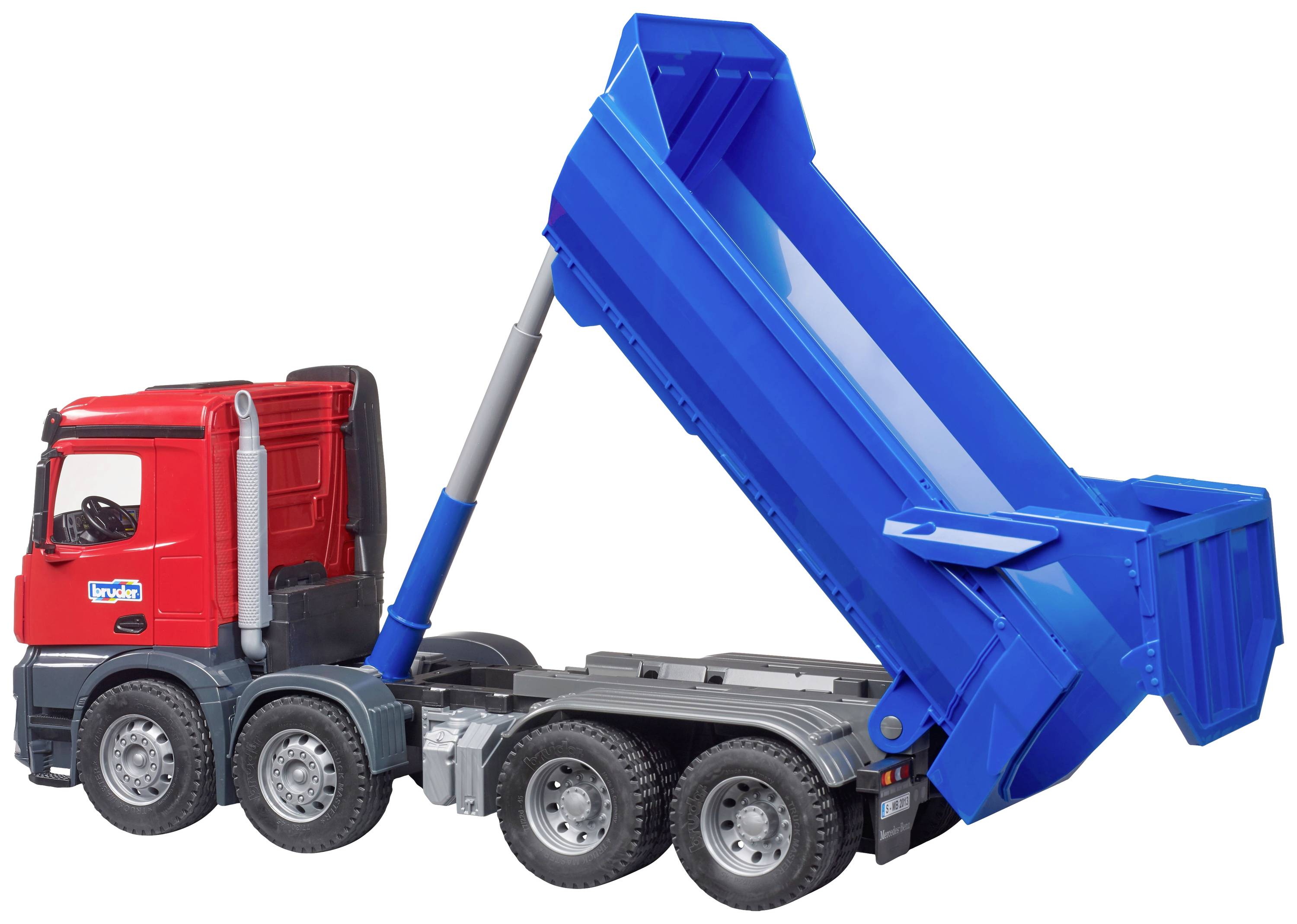Camion-jouet avec cabine rouge et plateau de chargement basculant bleu, vu de côté.